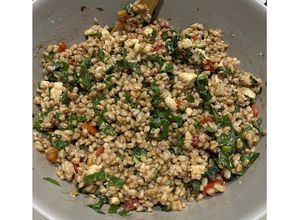 Foto di Insalata di Farro con pomodori, basilico, rucola, parmigiano e mozzarella 🌱