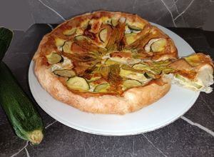 Foto di Quiche alle zucchine, fiori di zucca e stracchino