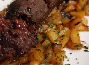 Une photo de Boudin noir aux pommes 🍎 flambées au Calvados