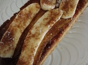 Foto de Bolo de banana com calda de açúcar mascavo