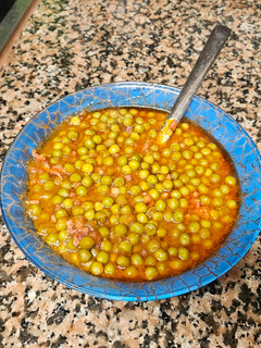 Una foto de Guisantes con jamón y tomate