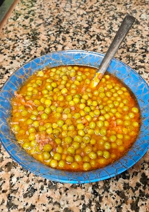 Una foto de Guisantes con jamón y tomate