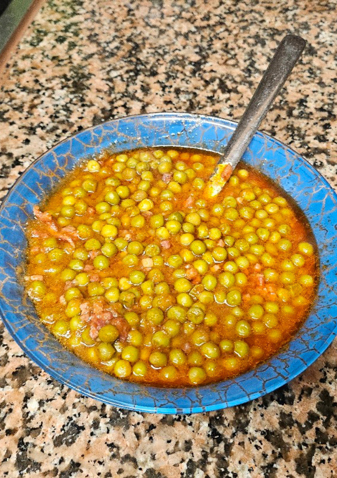 Una foto de Guisantes con jamón y tomate