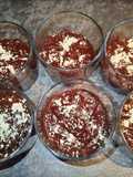 Tarta individual de plátano y chocolate con proteína de cacahuete en polvo