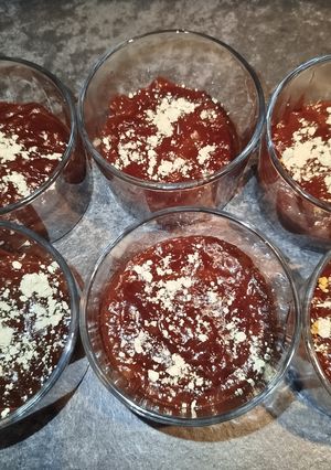 Una foto de Tarta individual de plátano y chocolate con proteína de cacahuete en polvo