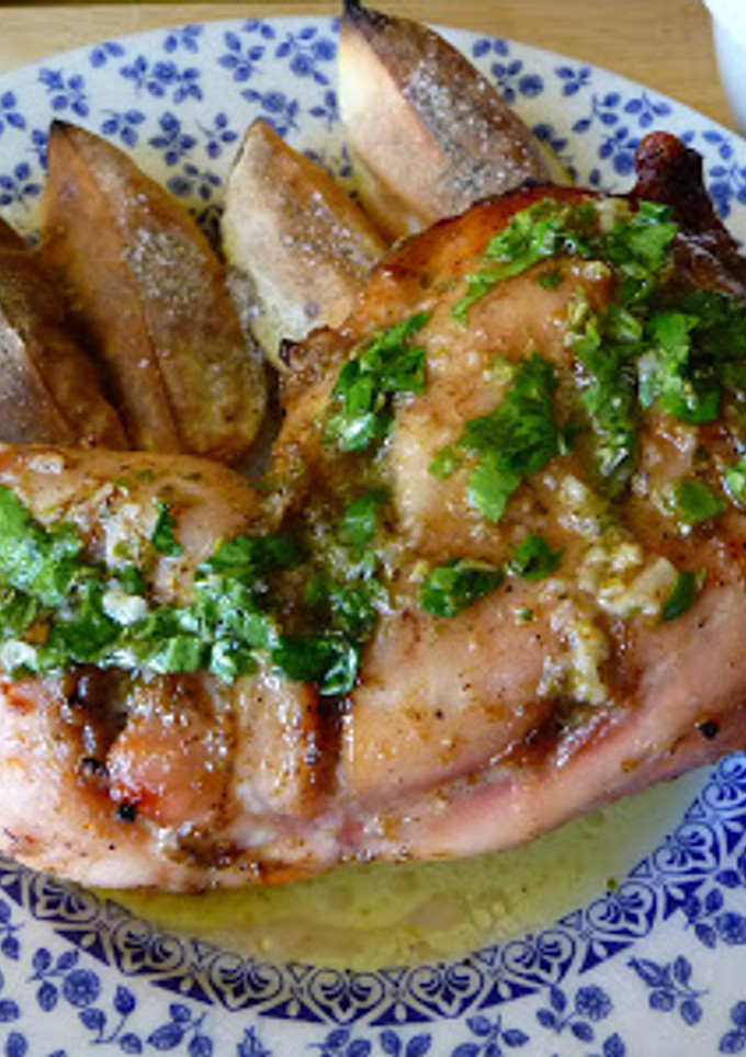 Una foto de Pollo marinado al grill acompañado de salsa verde