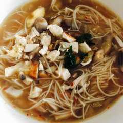 A picture of Sopa de Miso con fideos.