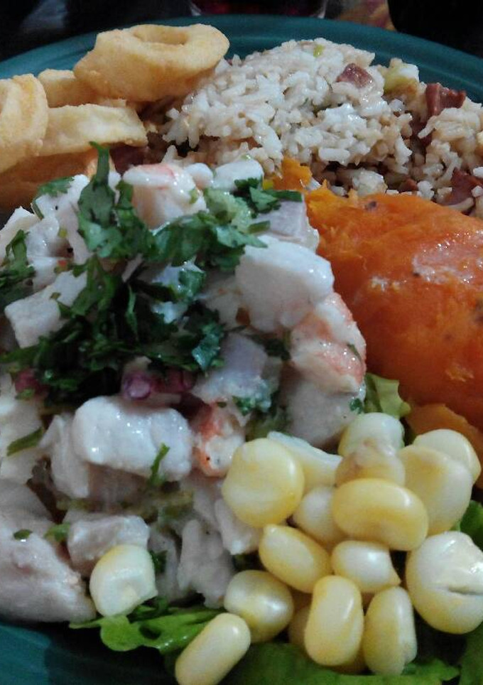 Una foto de Ceviche mixto peruano