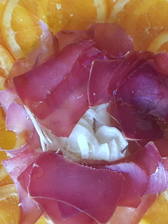 Una foto de Carpaccio de hinojo y naranja