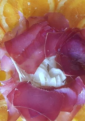 Una foto de Carpaccio de hinojo y naranja