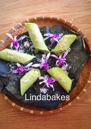 Hình của món Bánh crepe lá dứa nhân cốm.