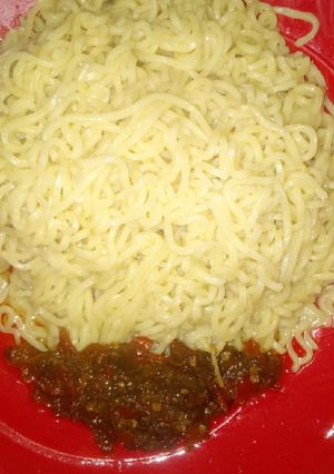 A picture of Indomie with sauce.