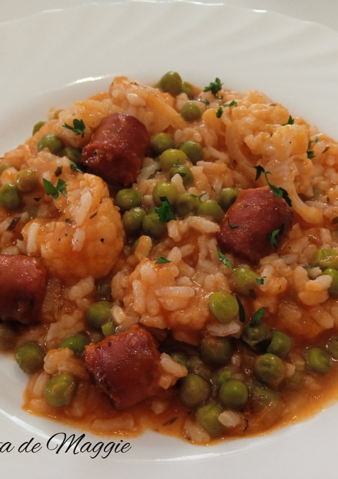 Una foto de Arroz caldoso con coliflor, guisantes y chistorra