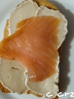 Una foto de Tostas de queso de cabra y salmón