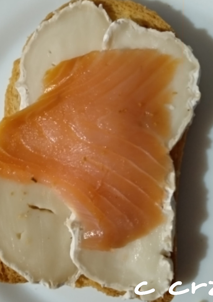 Una foto de Tostas de queso de cabra y salmón