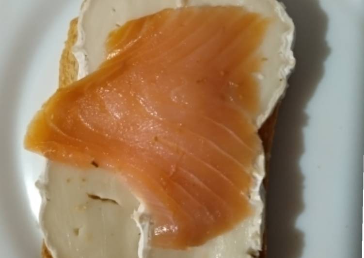 Tostas de queso de cabra y salmón