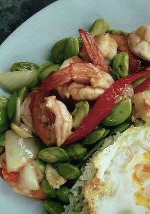 รูปของ สะตอผัดกุ้งราดข้าวไข่ดาว