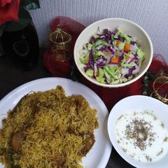 A picture of Chicken biryani, raita aur salad.