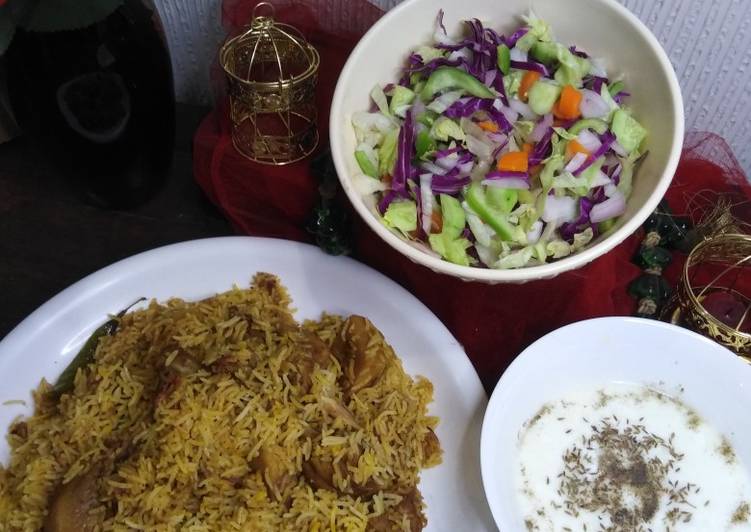 Chicken biryani, raita aur salad