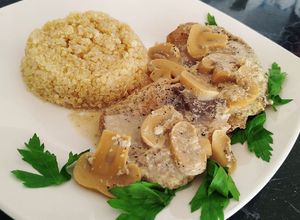 Una foto de Filete de bonito en salsa de champiñones