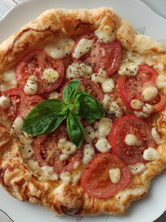 A picture of Caprese Puff Pastry Tart.