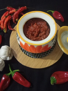 ઇન્સ્ટન્ટ લસણ ની ચટણી (Instant Garlic Chutney Recipe in Gujarati) રેસીપી મુખ્ય ફોટો