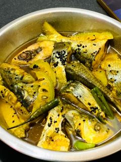 কাঁকরোল দিয়ে ইলিশ মাছের ঝোল(Kakrol diye ilish macher jhol recipe in bengali) রেসিপির প্রধান ছবি