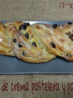 Una foto de Trenza de hojaldre, crema pastelera y pasas