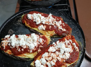 Una foto de Huaraches de nopal con huevo