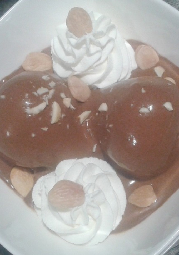 Una foto de Peras con salsa de mousse de chocolate y nata montada sin azúcar