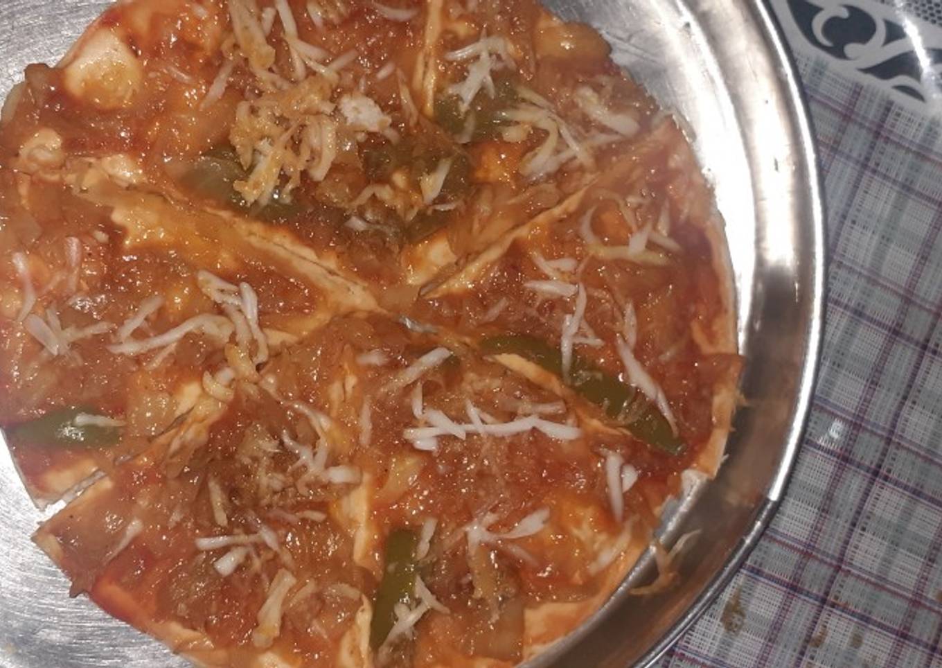 Cheesy veg pizza