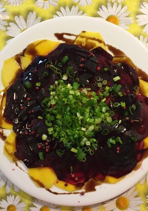 Foto de Noite vegetariana - Carpaccio de manga e beterraba