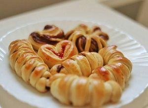 Foto resep Roti Unyil No Knead (Tanpa Diuleni) Isi Nutella & Strawberry Jam