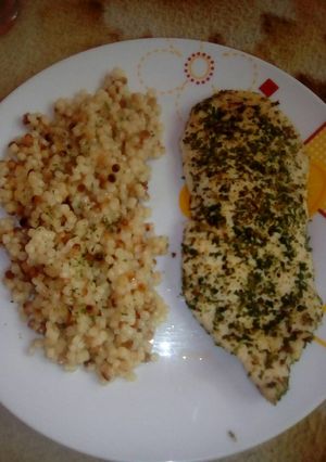 Zöldfűszeres natúr csirkemell tarhonyával recept fotója