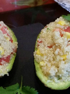 Una foto de Aguacates rellenos de quinoa
