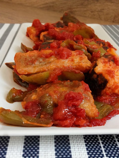 Una foto de Bacalao frito con tomate y pimientos #tipica de semana Santa