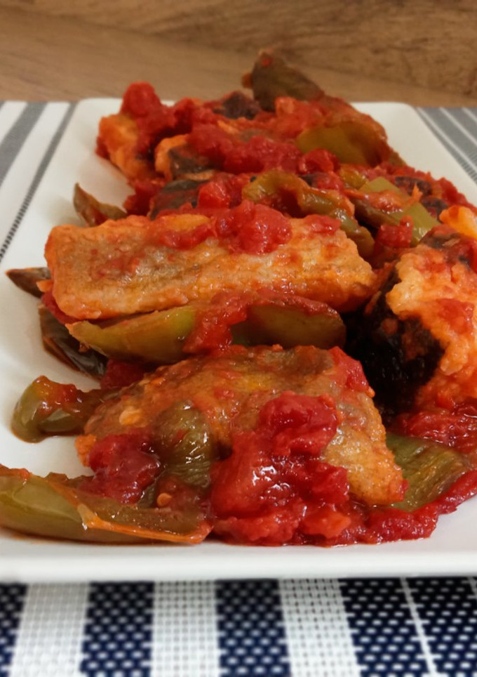 Una foto de Bacalao frito con tomate y pimientos #tipica de semana Santa