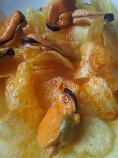 Una foto de Aperitivos, patatas fritas artesanas y mejillones en escabeche