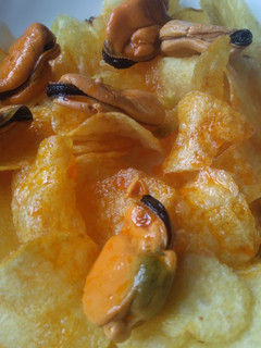 Una foto de Aperitivos, patatas fritas artesanas y mejillones en escabeche