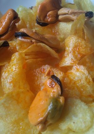 Una foto de Aperitivos, patatas fritas artesanas y mejillones en escabeche