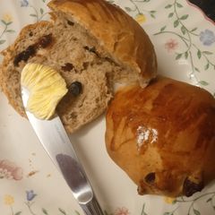 A picture of Cinnamon and fruit tea-cake.