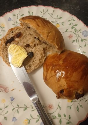 A picture of Cinnamon and fruit tea-cake.