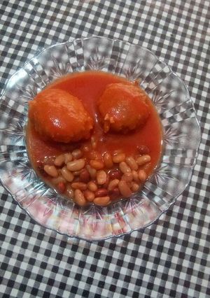 Una foto de Albóndigas en jitomate con frijoles es la 1ra. vez que las hago