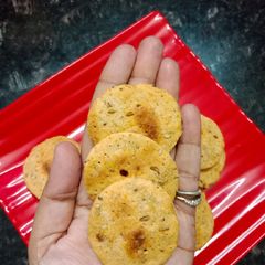 A picture of Baked Mathri/Healthy Baked Crackers.