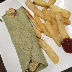 Crunchy tuna wraps A picture of Crunchy tuna wraps.