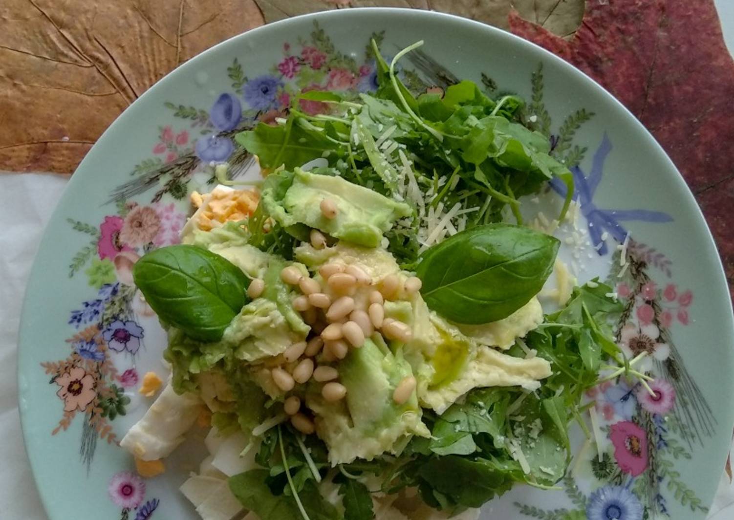 Салат с кедровыми орешками. Салат с кедровыми орешками и рукколой и авокадо. Салат из рукколы и авокадо и кедровыми орешками. Салат с креветками и авокадо и рукколой и кедровыми орешками. Салат с авокадо и кедровыми орешками.