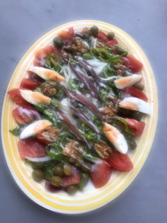 Una foto de Ensalada completa para currantes (6) con anchoas,huevo y nueces