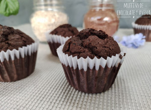 Una foto de Muffins de avena y chocolate