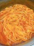 Talharim com molho de tomate