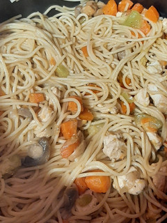 Una foto de Espaguetis con verduras y soja